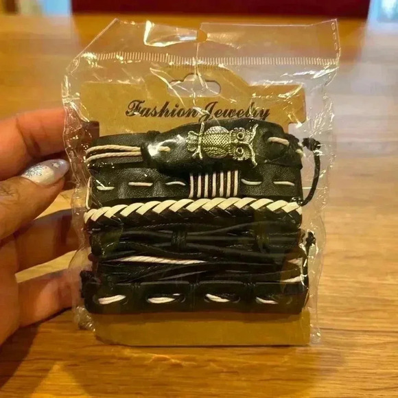 5 leather bracelets- Black and white leather bracelets with owl charm - Picture 1 of 2